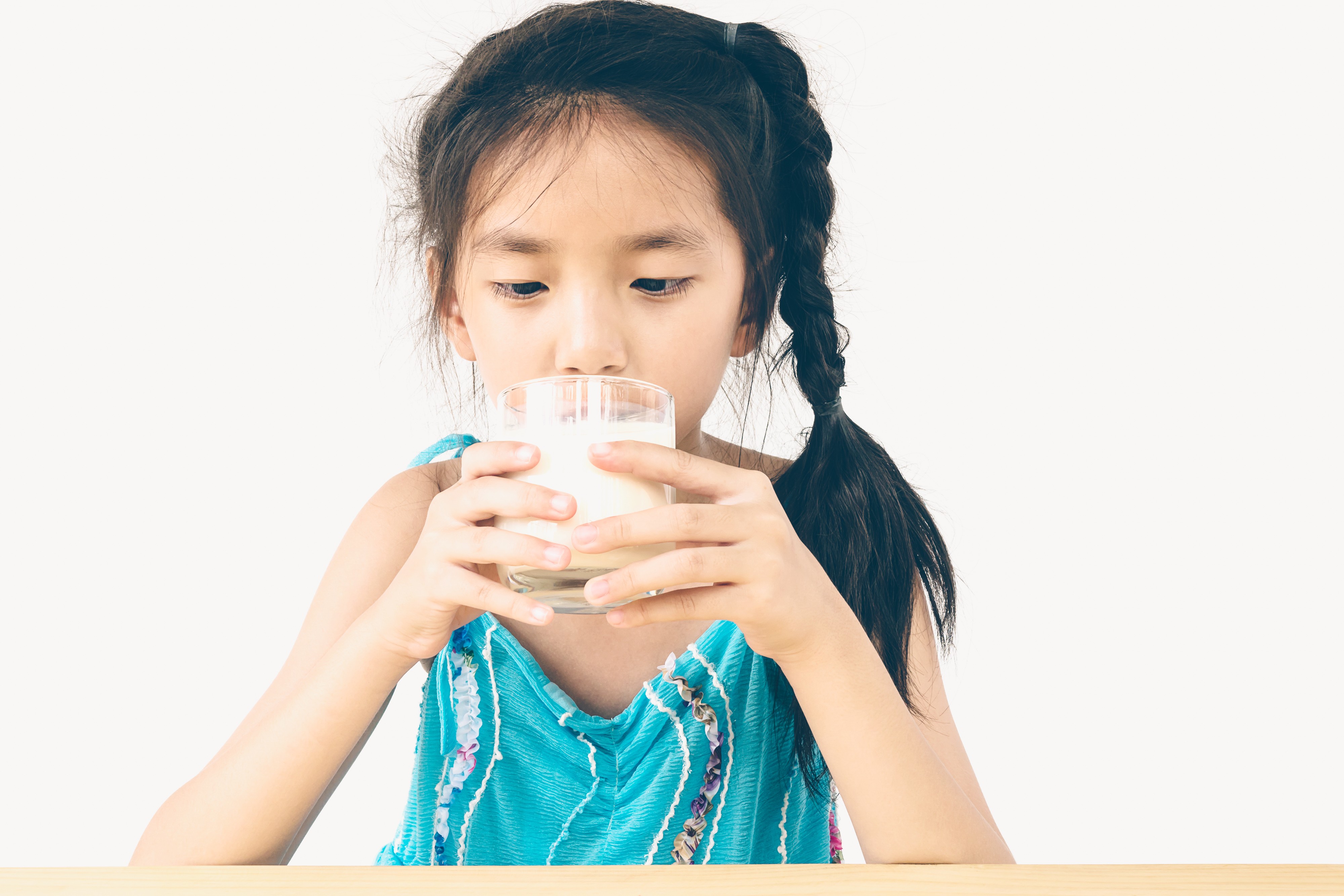 Minum gelas anak, parenting tips, gelas anak aman, sippy cup, belajar minum, Bunda, si Kecil